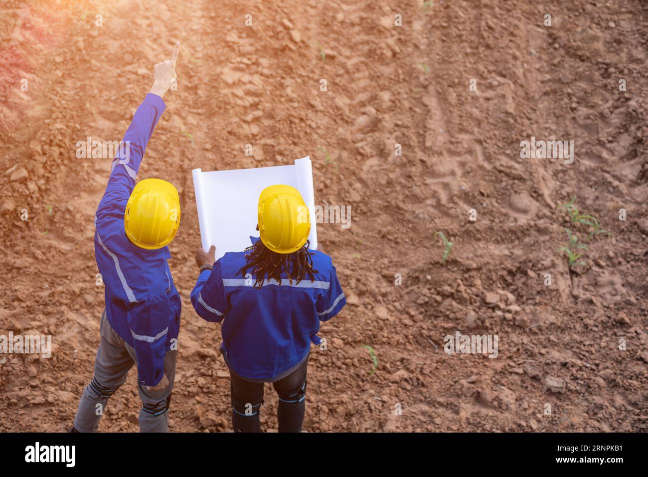 progetta un lavoro di squadra di surveryor terrestri per ispezionare il sito di contruzione per il progetto di costruzione con planimetria Foto Stock