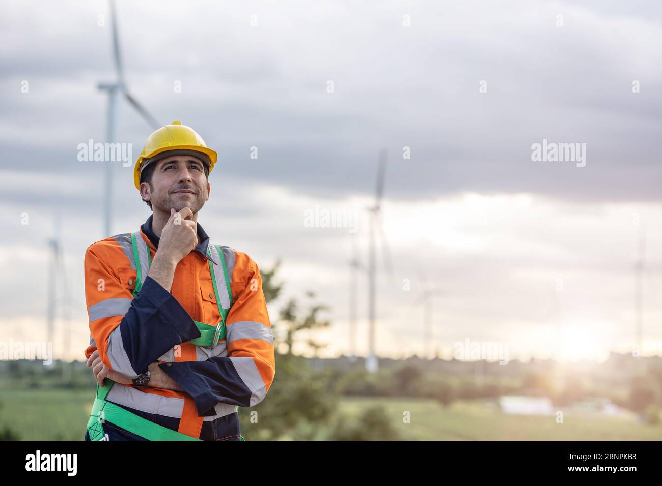 ingegnere professionista uomo guarda lontano pensando al futuro dell'energia elettrica e del settore ingegneristico Foto Stock