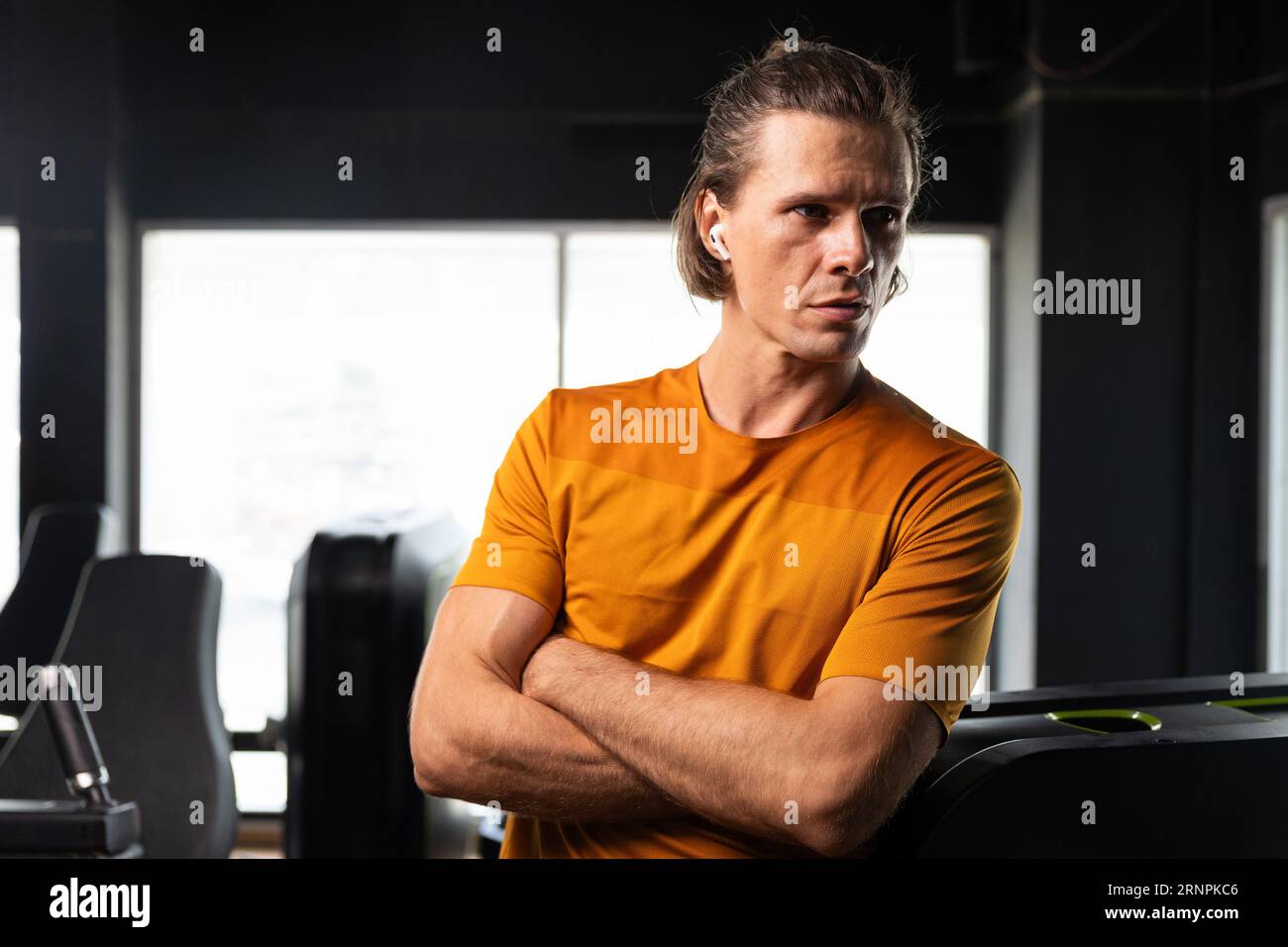 ritratto sport sano adulto europeo caucasico maschio modello in piedi sicuro braccio incrociato in palestra fitness Foto Stock