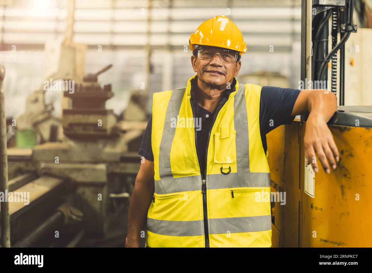 Ritratto Happy senior asiatico ingegnere lavoratore adulto che lavora nell'industria pesante con sicurezza Foto Stock