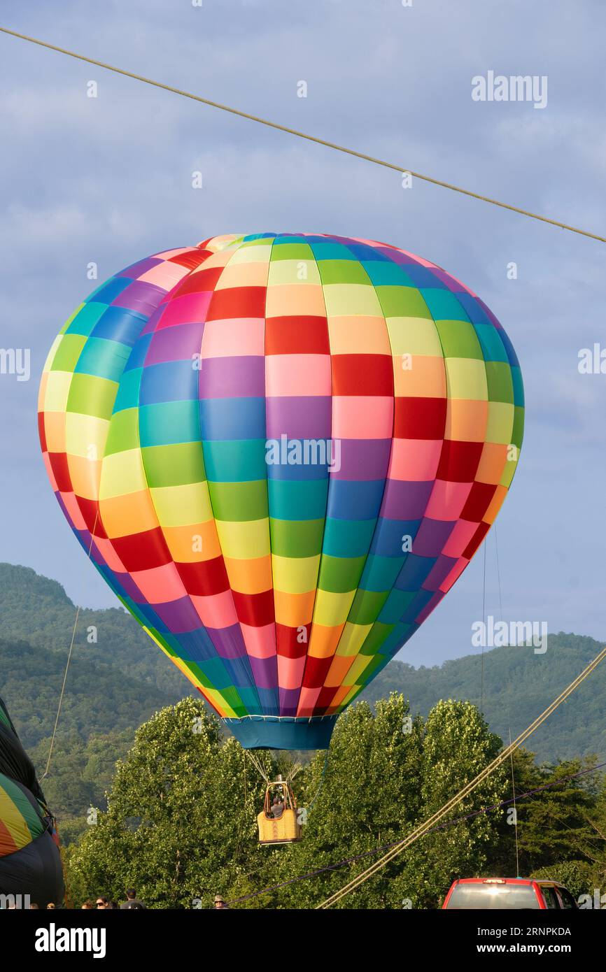 mongolfiera con mongolfiera e montagne sullo sfondo Foto Stock