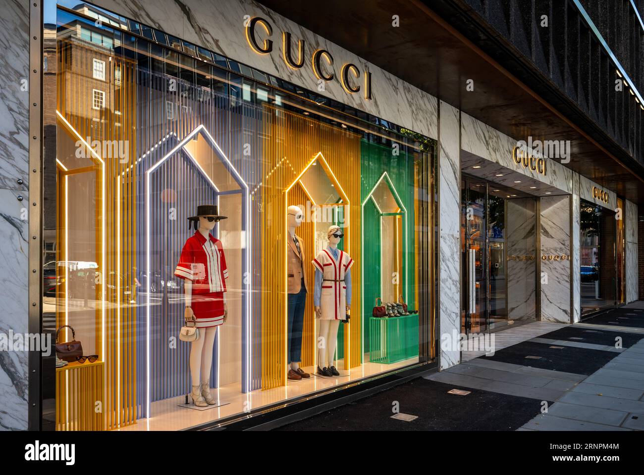 Londra, Regno Unito: Negozio Gucci su Sloane Street a Knightsbridge, Londra. Vetrina colorata con manichini che esprimono oggetti di lusso. Foto Stock