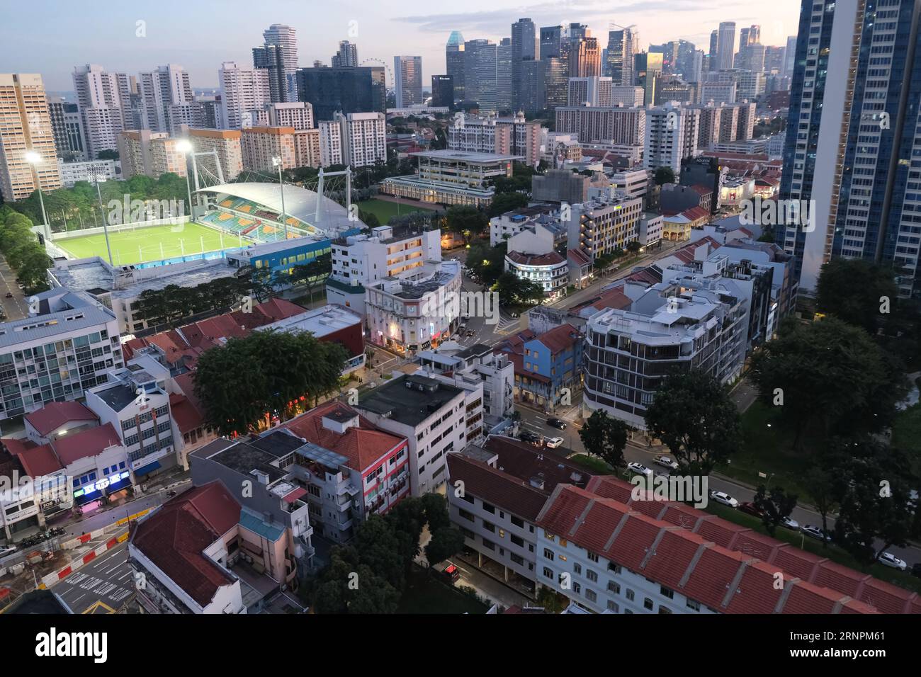 Vista su Jalan Besar a Singapore al crepuscolo Foto Stock