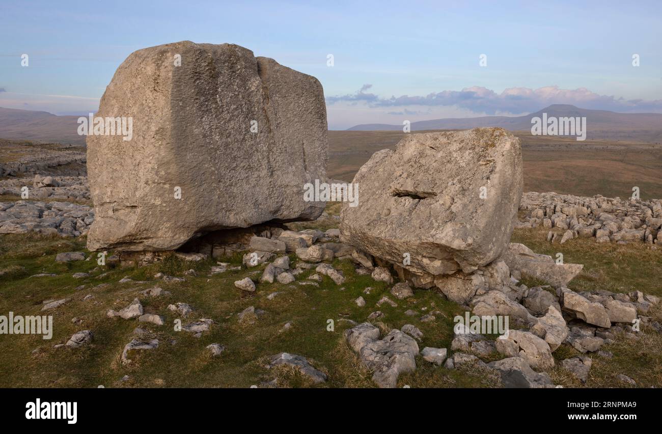 Massi glaciali erratici con vista su Twisleton Scar e Ingleborough Hill, a Keld Head Scar, Kingsdale, sopra Ingleton, Yorkshire Dales, North Yorks Foto Stock