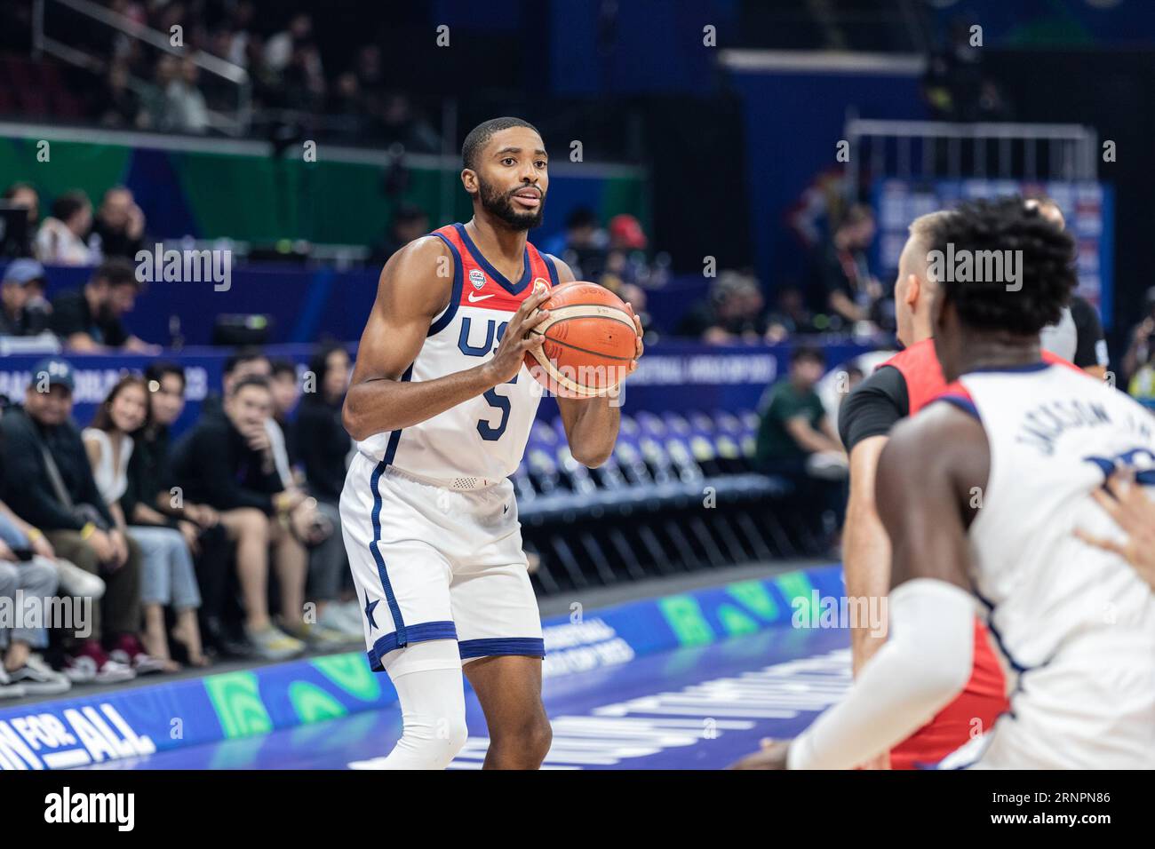 Manila, Filippine. 1 settembre 2023. Mikal Bridges degli Stati Uniti visto in azione durante il secondo turno della Coppa del mondo di pallacanestro FIBA 2023 tra Stati Uniti e Montenegro al Mall of Asia Arena-Manila. Punteggio finale; Stati Uniti 85:73 Montenegro. (Foto di Nicholas Muller/SOPA Images/Sipa USA) credito: SIPA USA/Alamy Live News Foto Stock