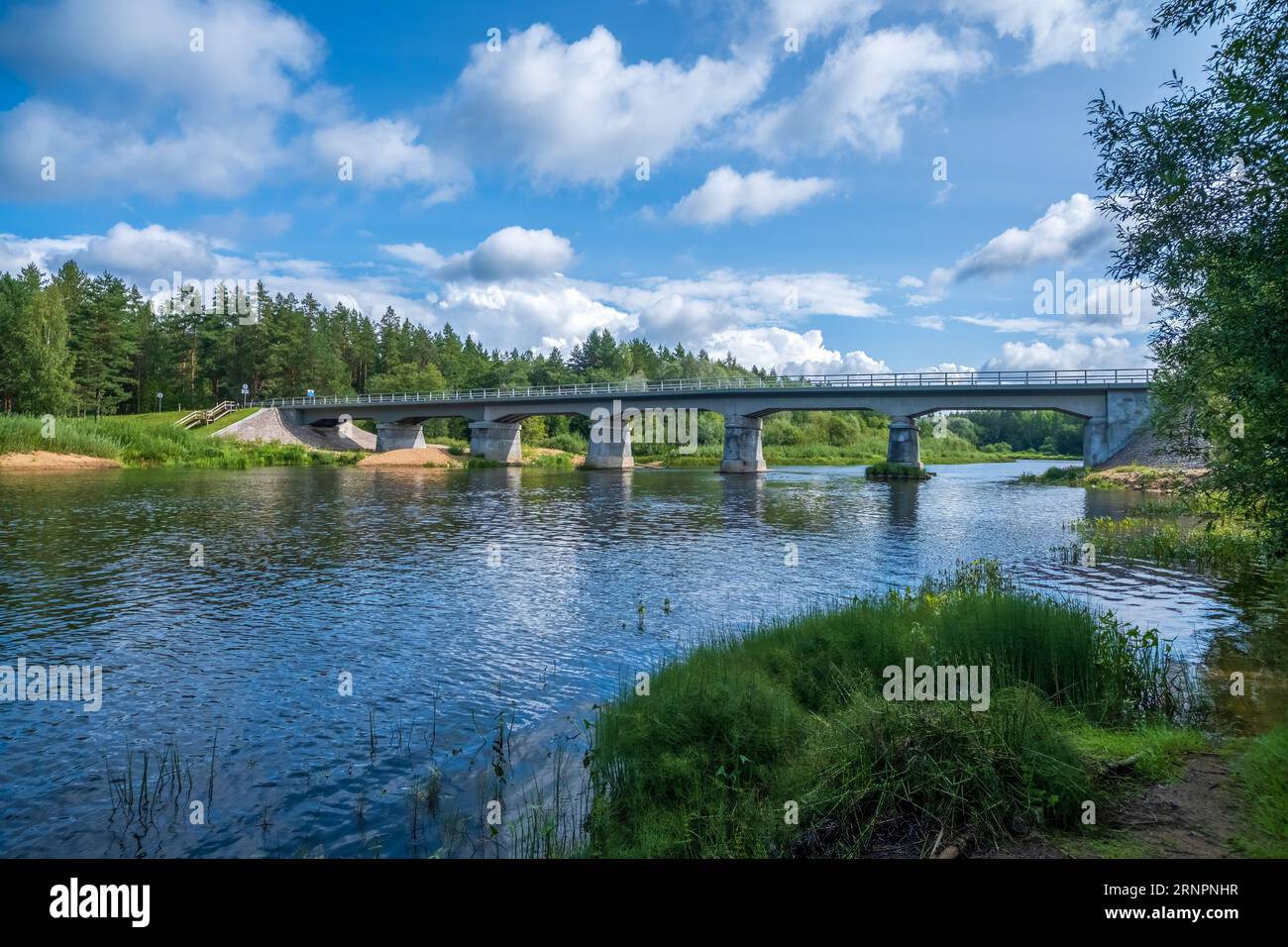 Ponte in cemento restaurato e ricostruito sul fiume Gauja più lungo della Lettonia vicino alla città di Strenci. Ponte sul fiume, in estate. Foto Stock