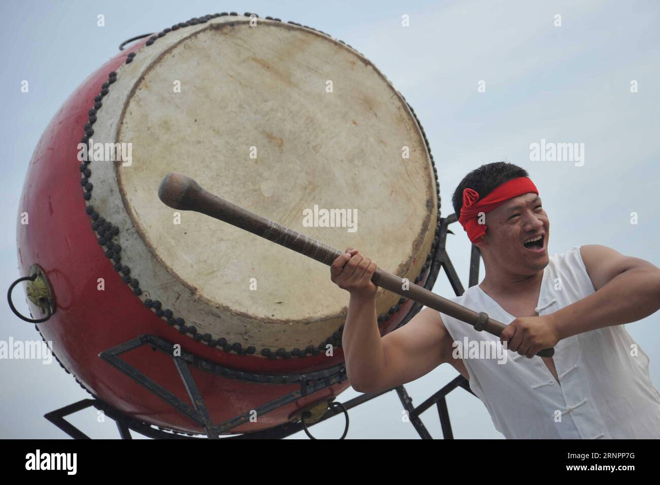 (170904) -- YUNCHENG, 4 settembre 2017 -- Un batterista di Jiangzhou Corps of Drums pratica un patrimonio intangibile di musica barcaioli sul fiume giallo nella contea di Xinjiang della città di Yuncheng, nella provincia dello Shanxi della Cina settentrionale, 3 settembre 2017. ) (lfj) CHINA-SHANXI-DRUMERS (CN) GaoxXinsheng PUBLICATIONxNOTxINxCHN Yuncheng 4 settembre 2017 a Drumer of Jiang Zhou Corps of Drums Practices to Intangible Heritage Music Boatmen ON the Yellow River in Xinjiang County of Yuncheng City North China S Shanxi Province 3 settembre 2017 lfj China Shanxi Druums CN GaoxXinsheng PUBLINTXINTXINTXINTXINCHN Foto Stock