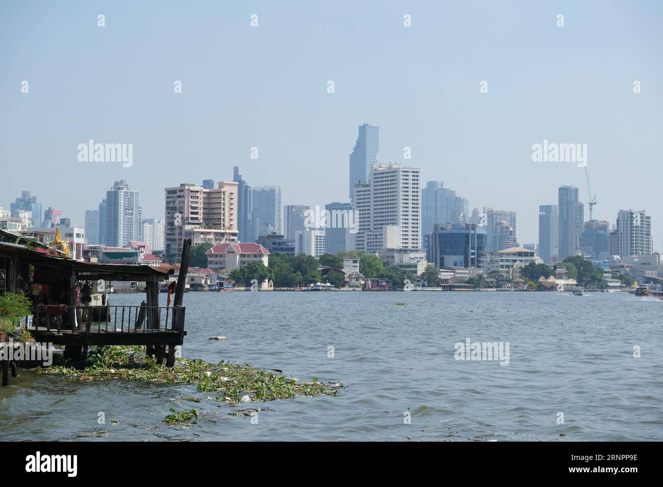 Molo sul fiume Chao Phraya a Bangkok, Thailandia Foto Stock