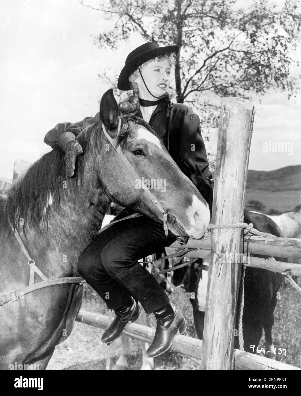 BARBARA STANWYCK in 40 CANNONI (1957), diretto da SAMUEL FULLER. Crediti: 20TH CENTURY FOX / album Foto Stock