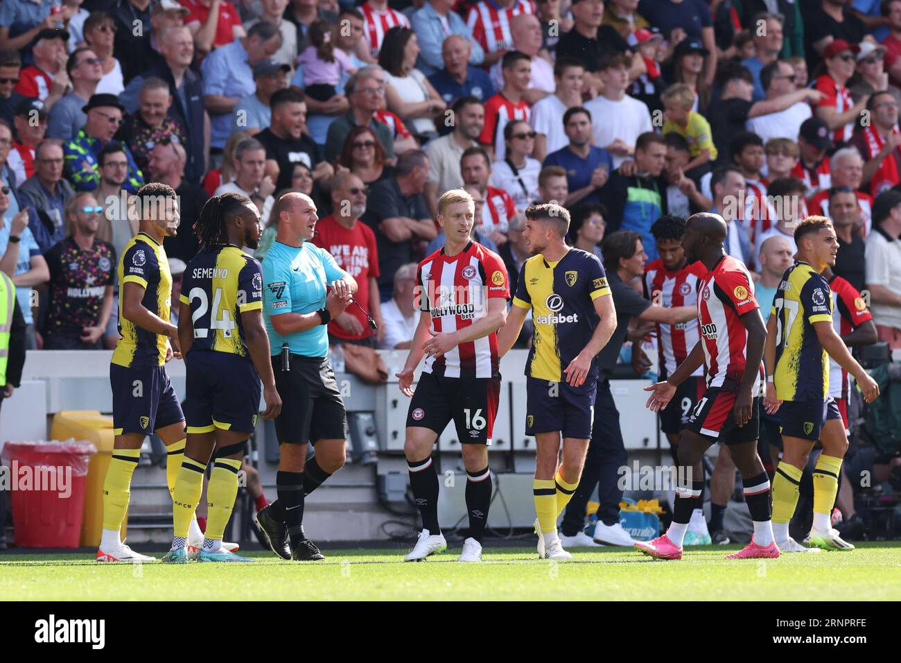 2 settembre 2023; Gtech Community Stadium, Brentford, Londra, Inghilterra; Premier League Football, Brentford contro Bournemouth; l'arbitro Robert Madley dà il gol di Mathias Jensen del Brentford per il 1-0 al 7° minuto Foto Stock