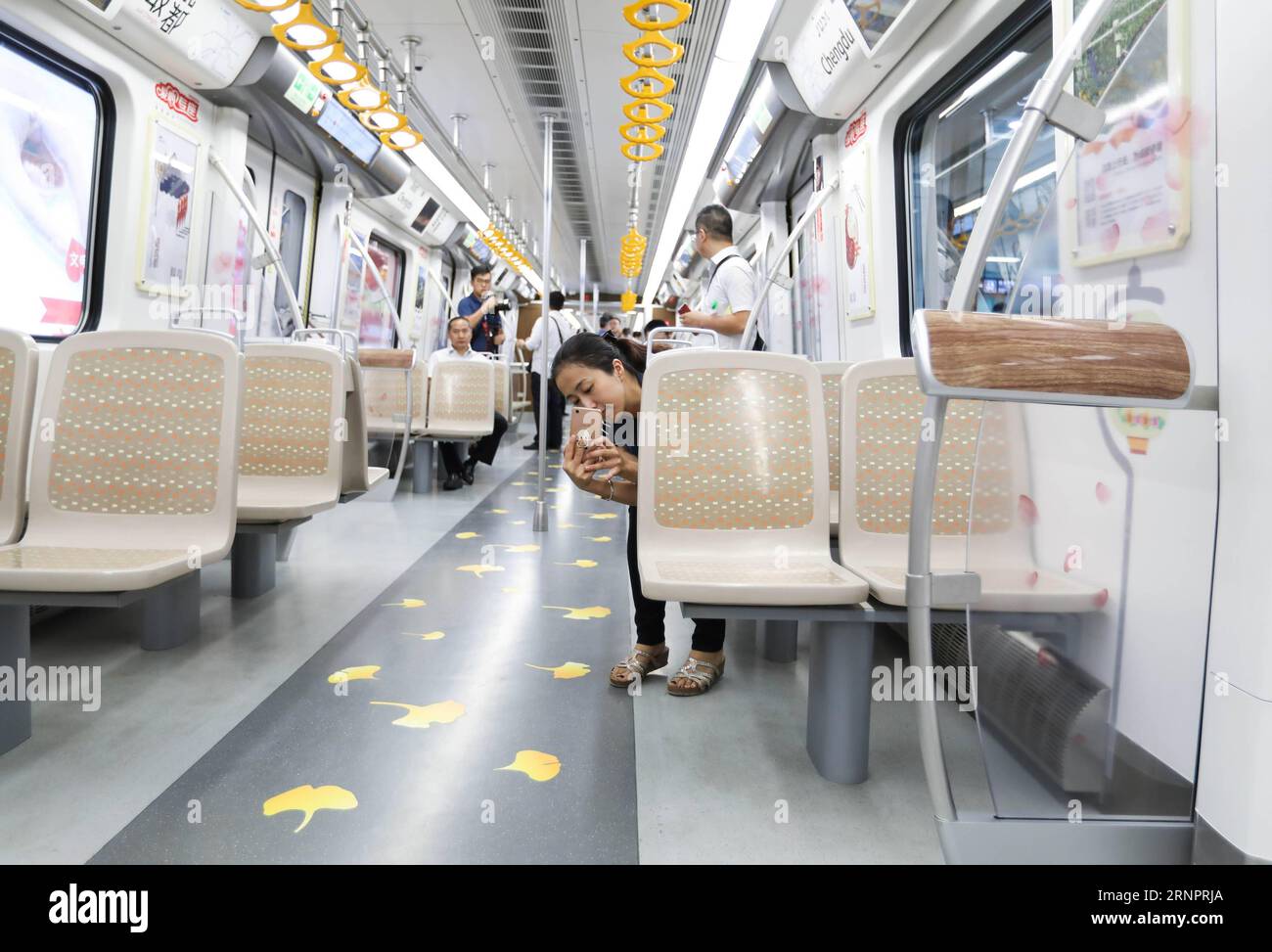 (170906) -- CHENGDU, 6 settembre 2017 -- Una giovane donna scatta foto dell'interno di un treno della metropolitana della linea 10 a Chengdu, capitale della provincia del Sichuan della Cina sud-occidentale, 6 settembre 2017. Il progetto della prima fase della linea 10 della metropolitana di Chengdu ha iniziato la sua operazione di prova mercoledì. ) (Ry) CHINA-CHENGDU-SUBWAY LINE 10-TRIAL OPERATION (CN) JiangxHongjing PUBLICATIONxNOTxINxCHN Chengdu 6 settembre 2017 una giovane donna scatta foto dell'interno di un treno della metropolitana della linea 10 a Chengdu, capitale della provincia del Sichuan della Cina sud-occidentale 6 settembre 2017 The First Phase Project of Chengdu Subway Line 1 Foto Stock