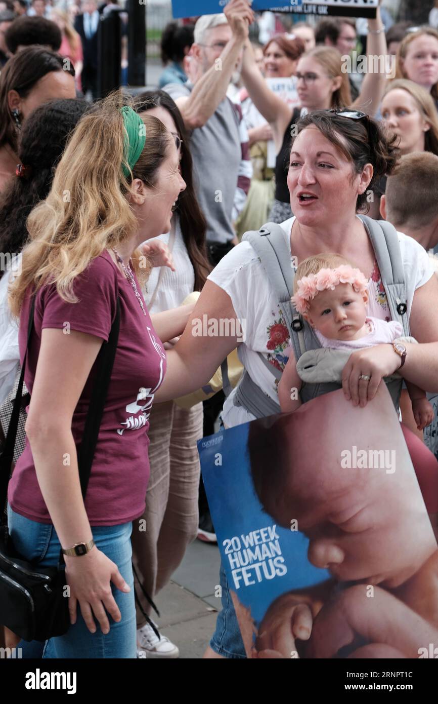 Parliament Square, Londra, Regno Unito. 2 settembre 2023. Gli attivisti si riuniscono a Londra con cartelli e striscioni, per marciare e protestare contro l'aborto e per proteggere i diritti del nascituro. Una contro-protesta ha avuto luogo anche con gli attivisti che credevano che "è il loro corpo, la loro scelta". Credit Mark Lear / Alamy Live News Foto Stock