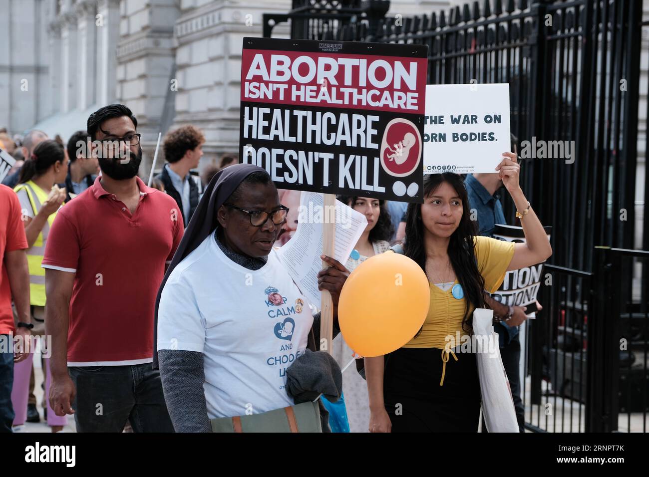 Parliament Square, Londra, Regno Unito. 2 settembre 2023. Gli attivisti si riuniscono a Londra con cartelli e striscioni, per marciare e protestare contro l'aborto e per proteggere i diritti del nascituro. Una contro-protesta ha avuto luogo anche con gli attivisti che credevano che "è il loro corpo, la loro scelta". Credit Mark Lear / Alamy Live News Foto Stock