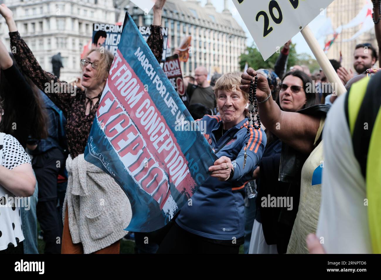 Parliament Square, Londra, Regno Unito. 2 settembre 2023. Gli attivisti si riuniscono a Londra con cartelli e striscioni, per marciare e protestare contro l'aborto e per proteggere i diritti del nascituro. Una contro-protesta ha avuto luogo anche con gli attivisti che credevano che "è il loro corpo, la loro scelta". Credit Mark Lear / Alamy Live News Foto Stock