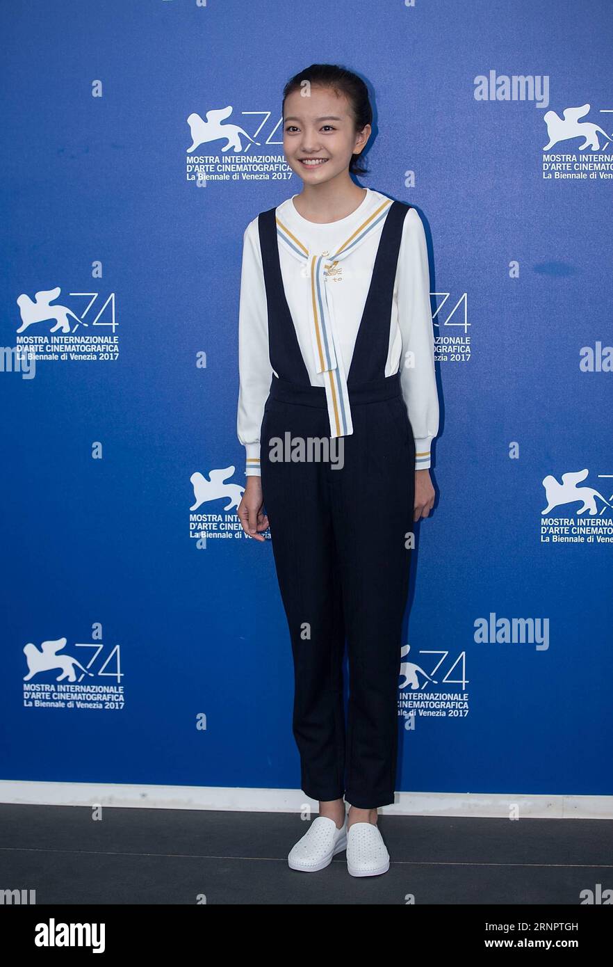 (170907) -- VENEZIA, 7 settembre 2017 -- l'attrice Zhou Meijun posa durante una photocall per il film Angels Wear White alla 74° Mostra del Cinema di Venezia, Italia, 7 settembre 2017. ) (hy) ITALY-VENICE-FILM FESTIVAL- ANGELS WEARS WHITE -PHOTOCALL JinxYu PUBLICATIONxNOTxINxCHN Foto Stock