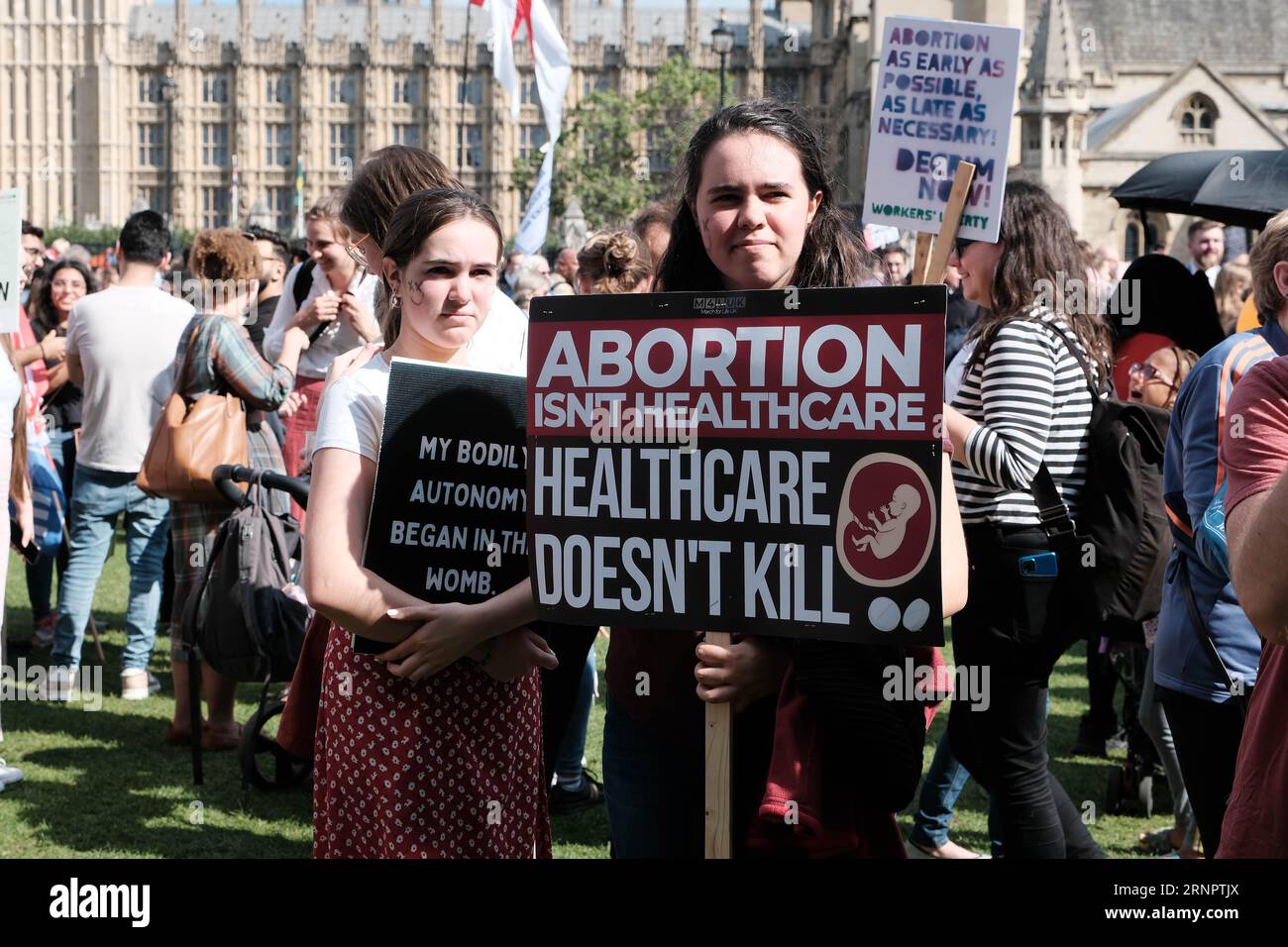 Parliament Square, Londra, Regno Unito. 2 settembre 2023. Gli attivisti si riuniscono a Londra con cartelli e striscioni, per marciare e protestare contro l'aborto e per proteggere i diritti del nascituro. Una contro-protesta ha avuto luogo anche con gli attivisti che credevano che "è il loro corpo, la loro scelta". Credit Mark Lear / Alamy Live News Foto Stock