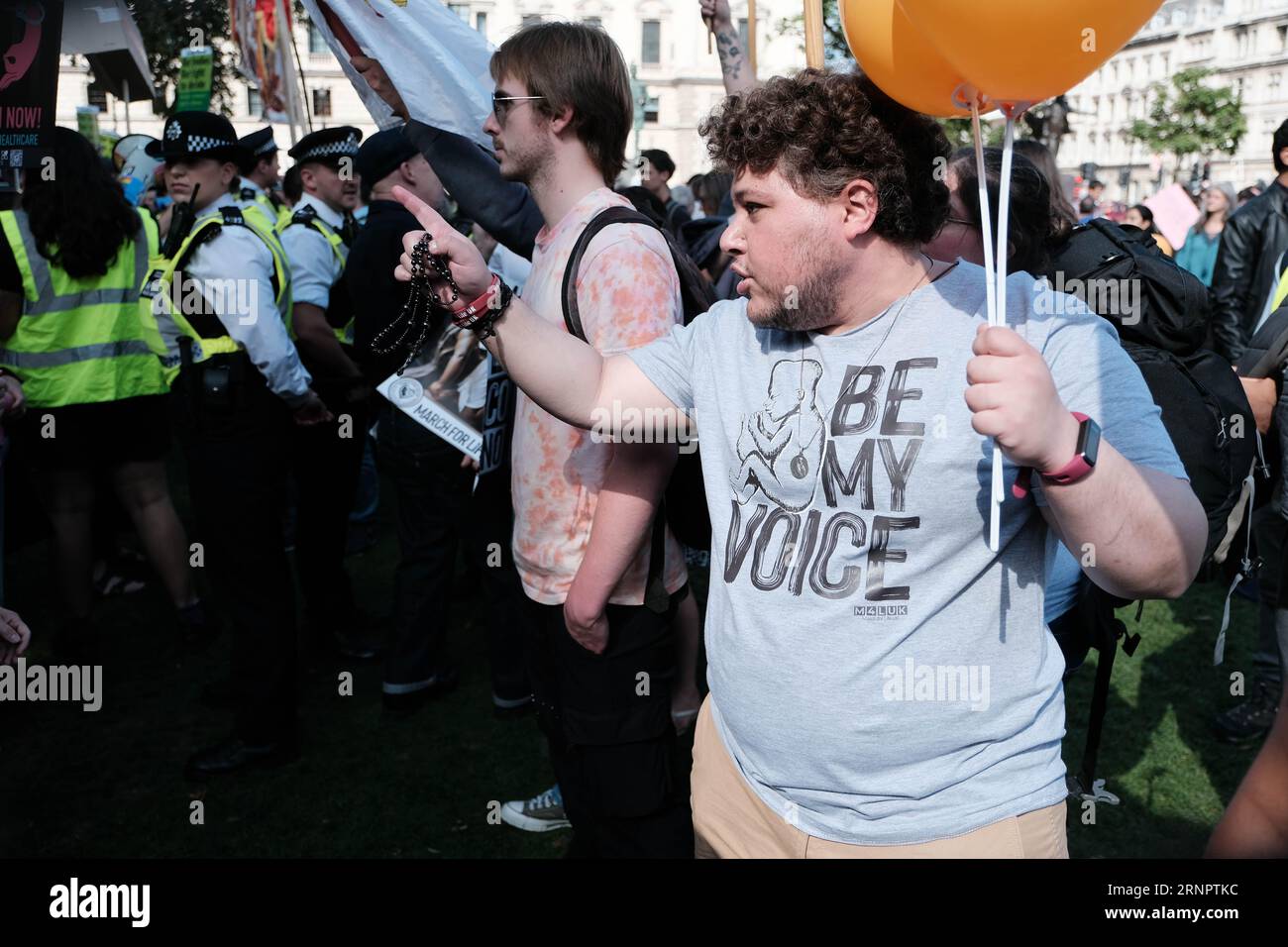 Parliament Square, Londra, Regno Unito. 2 settembre 2023. Gli attivisti si riuniscono a Londra con cartelli e striscioni, per marciare e protestare contro l'aborto e per proteggere i diritti del nascituro. Una contro-protesta ha avuto luogo anche con gli attivisti che credevano che "è il loro corpo, la loro scelta". Credit Mark Lear / Alamy Live News Foto Stock