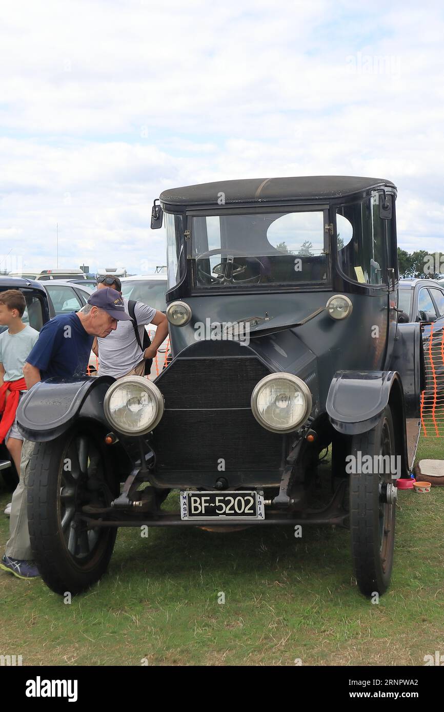 Cadillac Model 30 del XX secolo in mostra. Il Gosport Car Rally è organizzato dal Rotary Club locale e si svolge a Stokes Bay il lunedì festivo di agosto. L'evento di quest'anno, che offriva una giornata economica in famiglia, è stato il settantesimo e ha ospitato auto e moto d'epoca, un allevamento di animali domestici, bancarelle, rinfreschi e un'arena che ha fornito varie forme di intrattenimento. Foto Stock