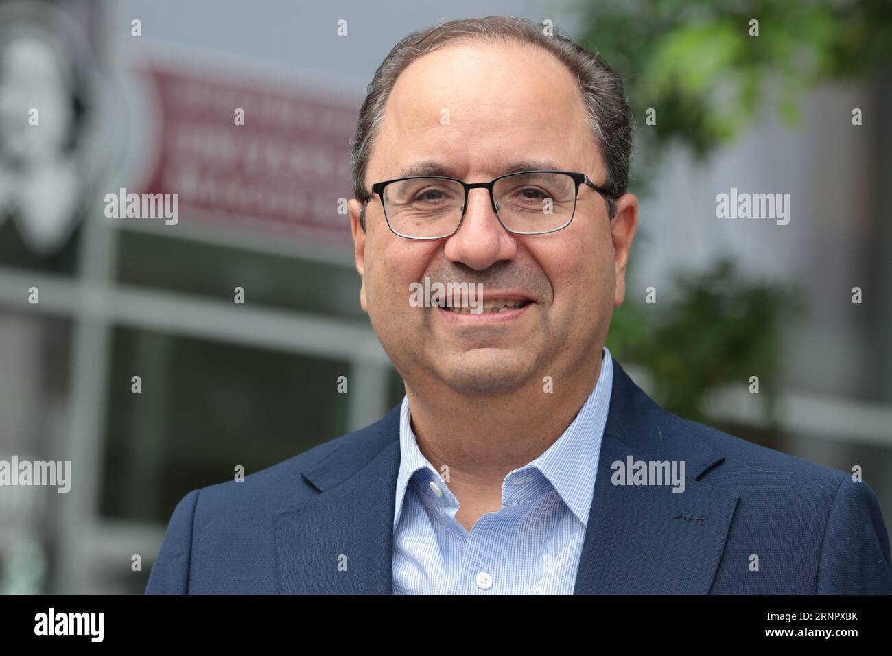 Magdeburg, Germania. 2 settembre 2023. Keyvan Esfarjani, Vice President Intel Executive Board. Il Comitato esecutivo Intel visita le camere bianche dell'Università otto von Guericke. L'azienda sta investendo nell'istruzione superiore nella capitale dello stato.a partire dal prossimo semestre invernale, saranno disponibili fino a 40 posti di studio presso l'università nel nuovo corso "Advanced Semiconductor and Nanotechnology". Credito: Peter Gercke/dpa-Zentralbild/dpa/Alamy Live News Foto Stock