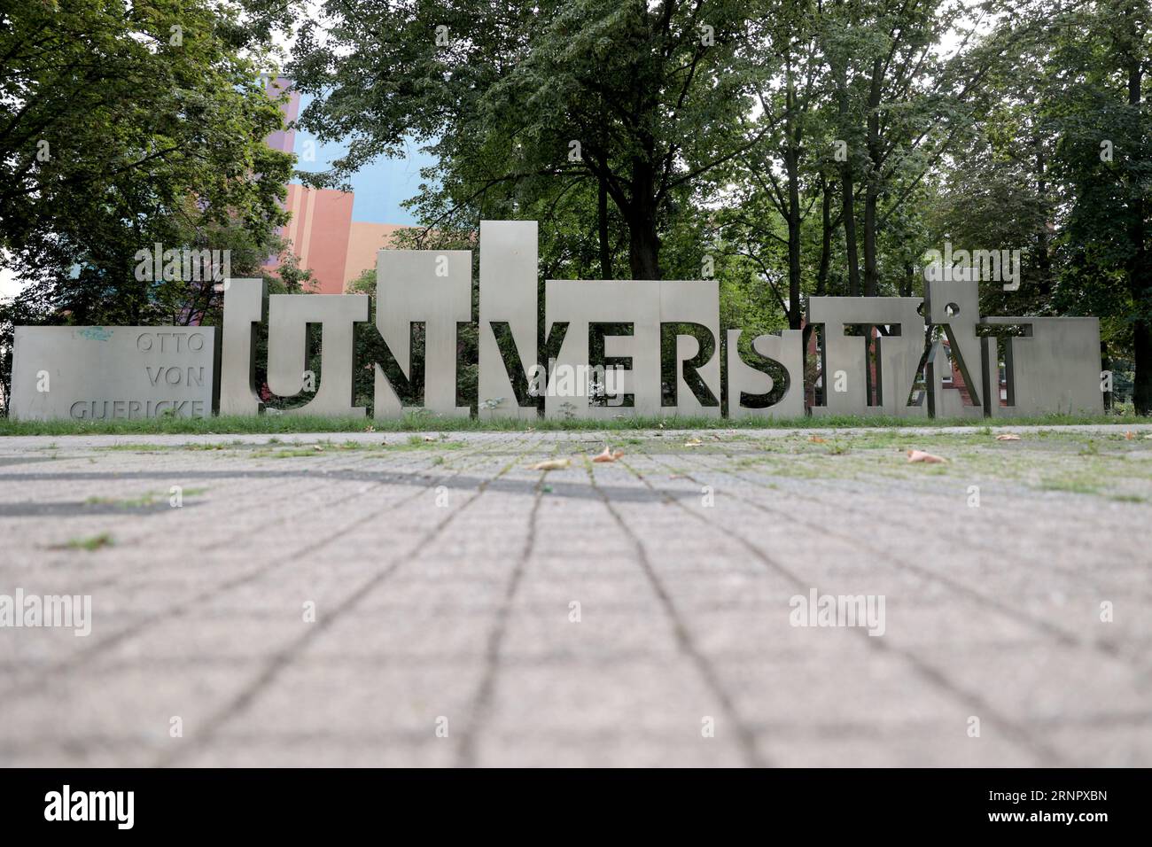 Magdeburg, Germania. 2 settembre 2023. L'area d'ingresso dell'Università otto von Guericke. Intel sta investendo nel panorama dell'istruzione superiore nella capitale dello stato.a partire dal prossimo semestre invernale, saranno disponibili fino a 40 posti di studio presso l'università nel nuovo corso "Advanced Semiconductor and Nanotechnology". Credito: Peter Gercke/dpa-Zentralbild/dpa/Alamy Live News Foto Stock