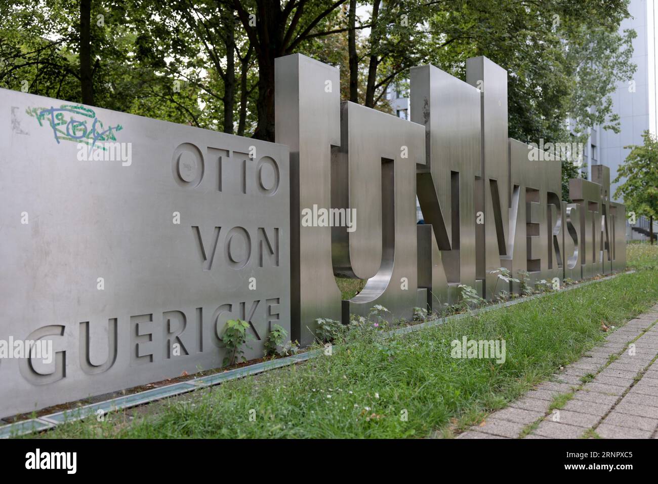 Magdeburg, Germania. 2 settembre 2023. L'area d'ingresso dell'Università otto von Guericke. Intel sta investendo nel panorama dell'istruzione superiore nella capitale dello stato.a partire dal prossimo semestre invernale, saranno disponibili fino a 40 posti di studio presso l'università nel nuovo corso "Advanced Semiconductor and Nanotechnology". Credito: Peter Gercke/dpa-Zentralbild/dpa/Alamy Live News Foto Stock