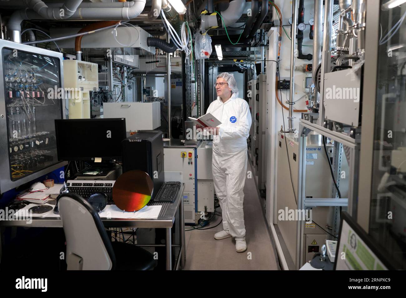 Magdeburg, Germania. 2 settembre 2023. Jörg Vierhaus, capo della camera bianca, controlla gli strumenti nella camera bianca dell'Università otto von Guericke. Intel sta investendo nel panorama dell'istruzione superiore nella capitale dello stato.a partire dal prossimo semestre invernale, saranno disponibili fino a 40 posti di studio presso l'università nel nuovo corso "Advanced Semiconductor and Nanotechnology". Credito: Peter Gercke/dpa-Zentralbild/dpa/Alamy Live News Foto Stock
