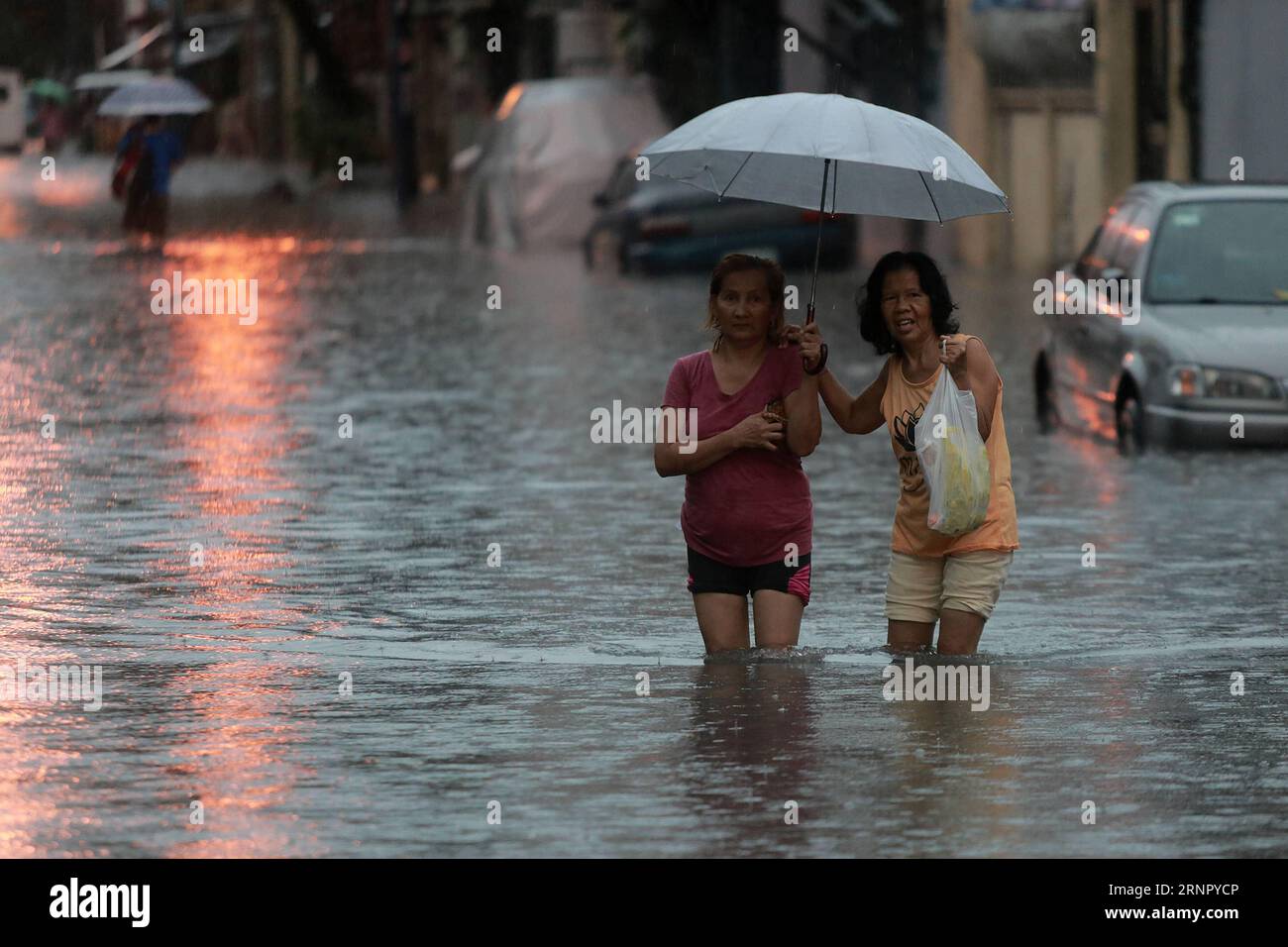 (170912) -- MAKATI CITY, 12 settembre 2017 -- residenti hanno attraversato l'alluvione a Makati City, Filippine, il 12 settembre 2017. Le inondazioni causate da una tempesta tropicale hanno sommerso molte strade e autostrade nelle Filippine martedì, spingendo il governo a chiudere le scuole e sospendere il lavoro a Metro Manila e nelle province colpite. ) (yy) FILIPPINE-MAKATI CITY-TROPICAL STORM-FLOOD ROUELLExUMALI PUBLICATIONxNOTxINxCHN Foto Stock