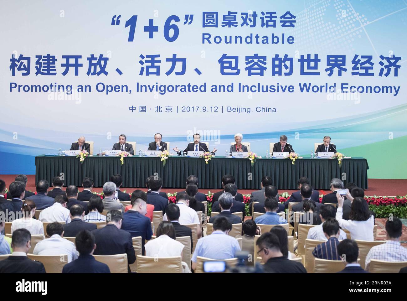 (170912) -- PECHINO, 12 settembre 2017 -- il Premier cinese li Keqiang e i capi delle principali istituzioni economiche internazionali partecipano a una conferenza stampa congiunta dopo la riunione della tavola rotonda 1+6 a Pechino, capitale della Cina, 12 settembre 2017. Li, insieme con il presidente del gruppo della Banca Mondiale (WBG) Jim Yong Kim, il direttore generale del Fondo monetario Internazionale (FMI) Christine Lagarde, il direttore generale dell'Organizzazione Mondiale del commercio (OMC) Roberto Azevedo, il direttore generale dell'Organizzazione Internazionale del lavoro (ILO) Guy Ryder, il segretario generale dell'Organizzazione per la cooperazione e lo sviluppo economico (OCSE) Angel Gurria e Fina Foto Stock