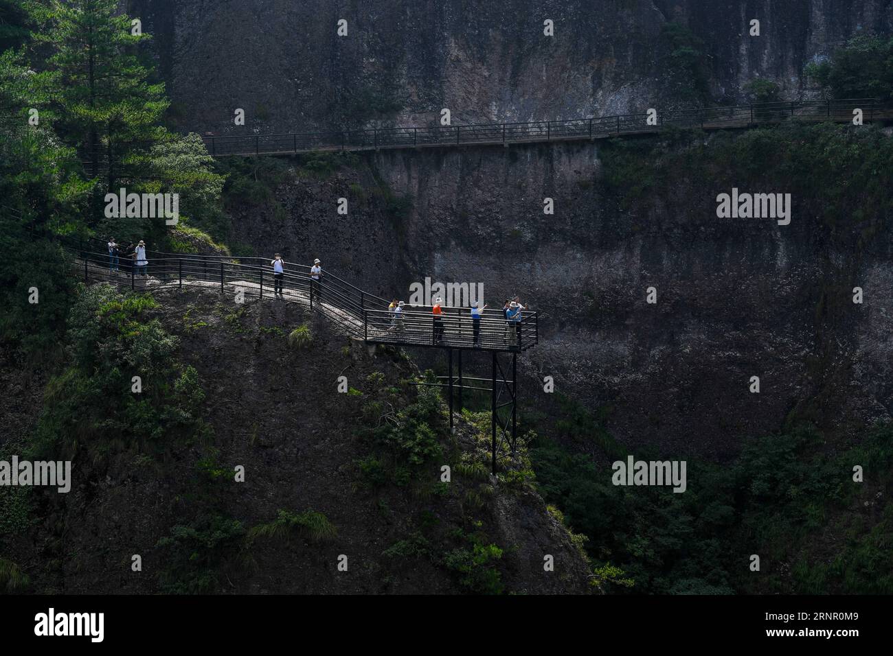 (170913) -- XIANJU, 13 settembre 2017 -- i turisti si pongono per delle foto al punto panoramico di Shenxianju nella contea di Xianju di Taizhou, nella provincia di Zhejiang nella Cina orientale, 13 settembre 2017. Il punto panoramico, caratterizzato da un buon ambiente ecologico e da una struttura geologica, copre un'area totale di 22,32 chilometri quadrati). (mcg) CHINA-ZHEJIANG-XIANJU-SCENERY (CN) HuangxZongzhi PUBLICATIONxNOTxINxCHN Foto Stock