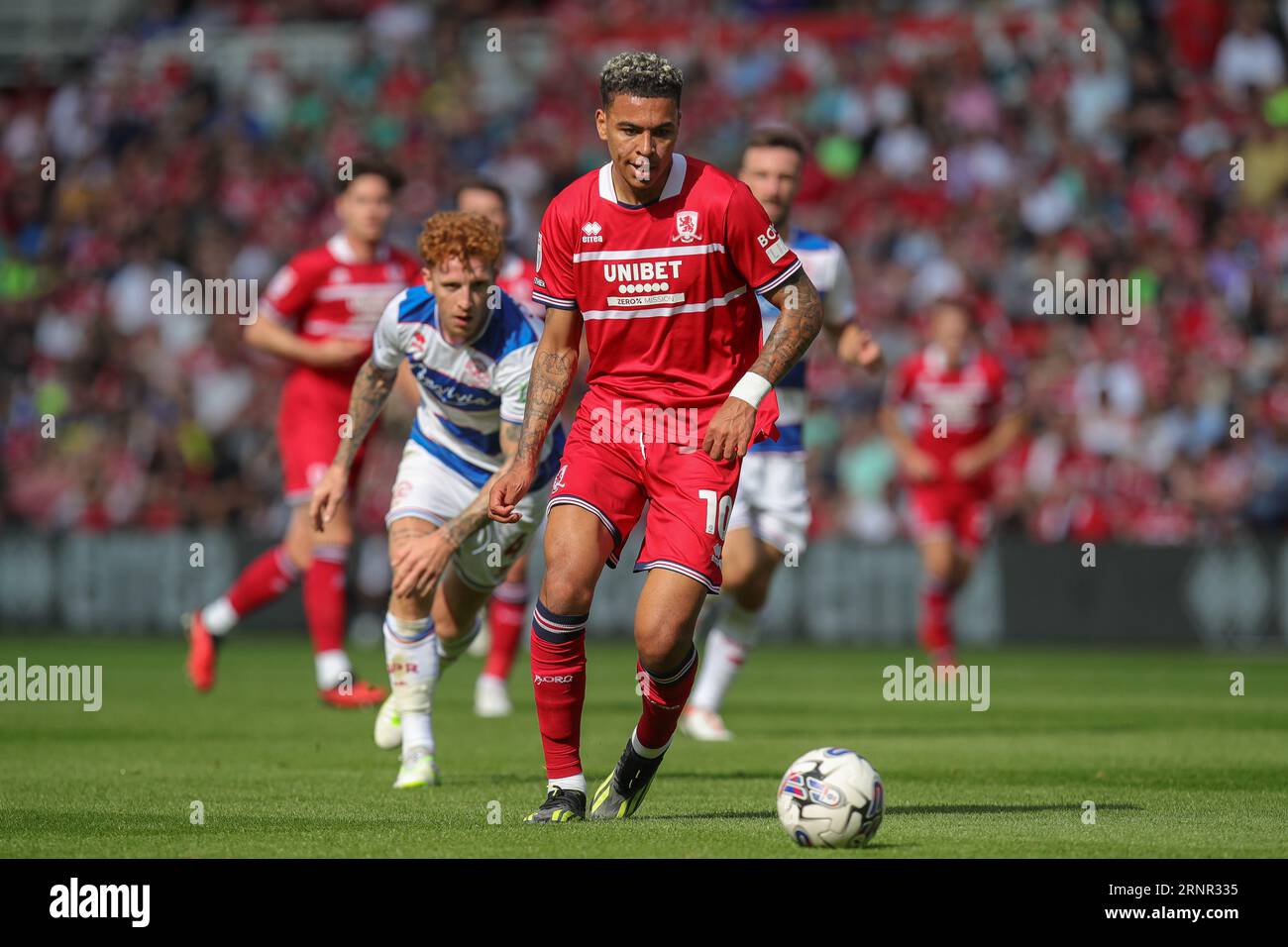 Morgan Rogers #10 di Middlesbrough sul pallone durante la partita del campionato Sky Bet Middlesbrough vs Queens Park Rangers al Riverside Stadium, Middlesbrough, Regno Unito, 2 settembre 2023 (foto di James Heaton/News Images) Foto Stock