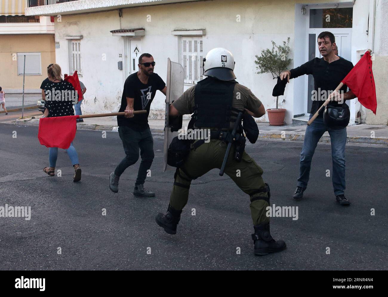 (170918) -- ATENE, 18 settembre 2017 -- i manifestanti si scontrano con la polizia antisommossa durante una manifestazione al Pireo vicino alla capitale Atene, in Grecia, il 18 settembre 2017. Il raduno è stato organizzato per celebrare il quarto anniversario dell'omicidio dell'attivista e musicista greco antifascista Pavlos Fyssas da parte di un sostenitore del partito greco dell'estrema destra Golden Dawn (Chryssi Avghi). GRECIA-PIREO-RALLY MariosxLolos PUBLICATIONxNOTxINxCHN Foto Stock