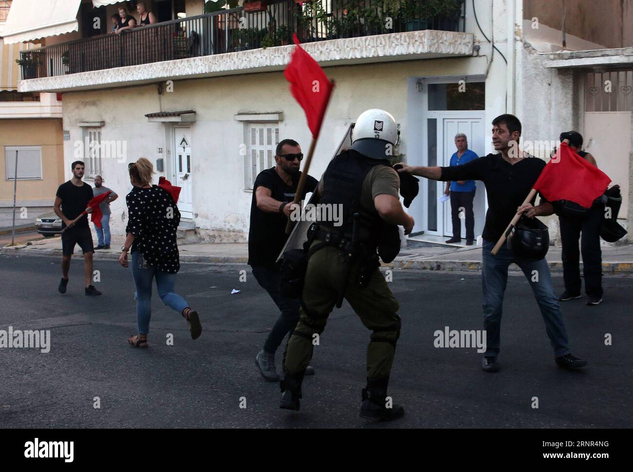 (170918) -- ATENE, 18 settembre 2017 -- i manifestanti si scontrano con la polizia antisommossa durante una manifestazione al Pireo vicino alla capitale Atene, in Grecia, il 18 settembre 2017. Il raduno è stato organizzato per celebrare il quarto anniversario dell'omicidio dell'attivista e musicista greco antifascista Pavlos Fyssas da parte di un sostenitore del partito greco dell'estrema destra Golden Dawn (Chryssi Avghi). GRECIA-PIREO-RALLY MariosxLolos PUBLICATIONxNOTxINxCHN Foto Stock