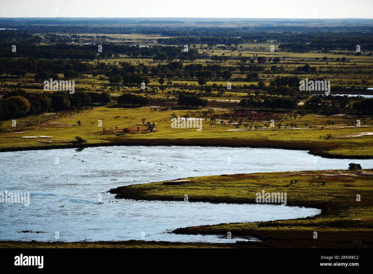 (170922) -- HULIN, 22 settembre 2017 -- foto scattata il 21 settembre 2017 mostra lo scenario della zona umida dell'isola di Zhenbao a Hulin, nella provincia di Heilongjiang nella Cina nordorientale. L'autunno ha dipinto la zona umida come un luogo multicolore. (lfj) CINA-HEILONGJIANG-ZONA UMIDA-AUTUNNO (CN) WangxJianwei PUBLICATIONxNOTxINxCHN Foto Stock