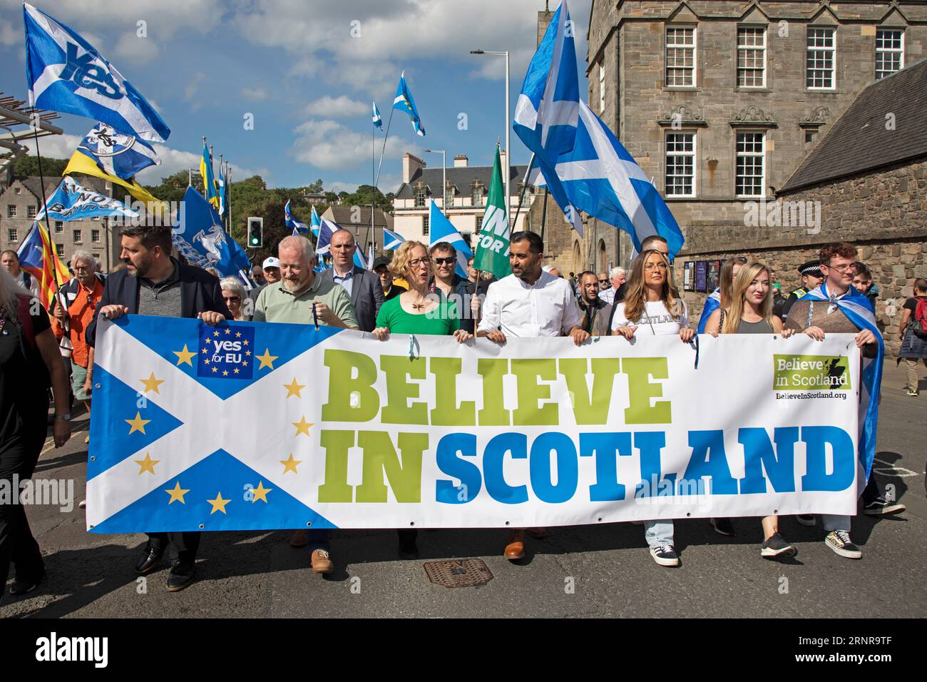 Da Johnston Terrace Edimburgo, Scozia, attraverso Royal Mile. 2 settembre 2023. Migliaia di giovani e anziani hanno partecipato a una marcia e a un raduno per una Scozia indipendente nell'UE guidato da Humza Yousaf, primo ministro della Scozia e altri leader politici e celebrità, finendo per i discorsi al Parlamento scozzese di Holyrood. La marcia impiegò poco più di un'ora e mezza perché tutti completassero il percorso. Credito: Notizie dal vivo Archwhite/alamy. Foto Stock