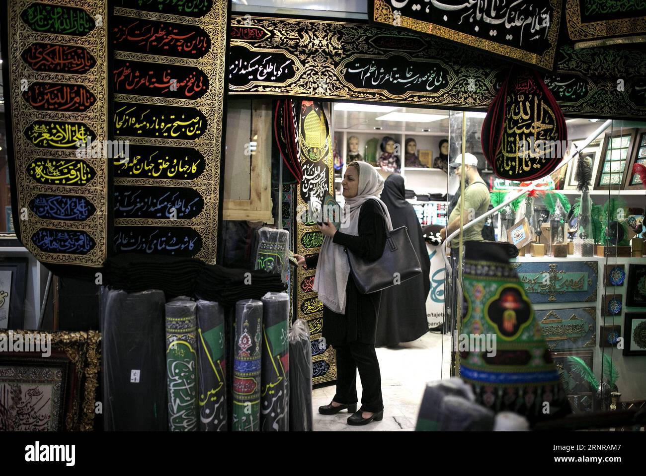 (170924) -- TEHERAN, 24 settembre 2017 -- un musulmano sciita iraniano acquista beni in un negozio di decorazione speciale durante il mese sacro islamico di Muharram nel centro di Teheran, Iran, il 24 settembre 2017. Muharram è il primo mese del calendario islamico lunare. ) IRAN-TEHERAN-MUHARRAM AhmadxHalabisaz PUBLICATIONxNOTxINxCHN Foto Stock