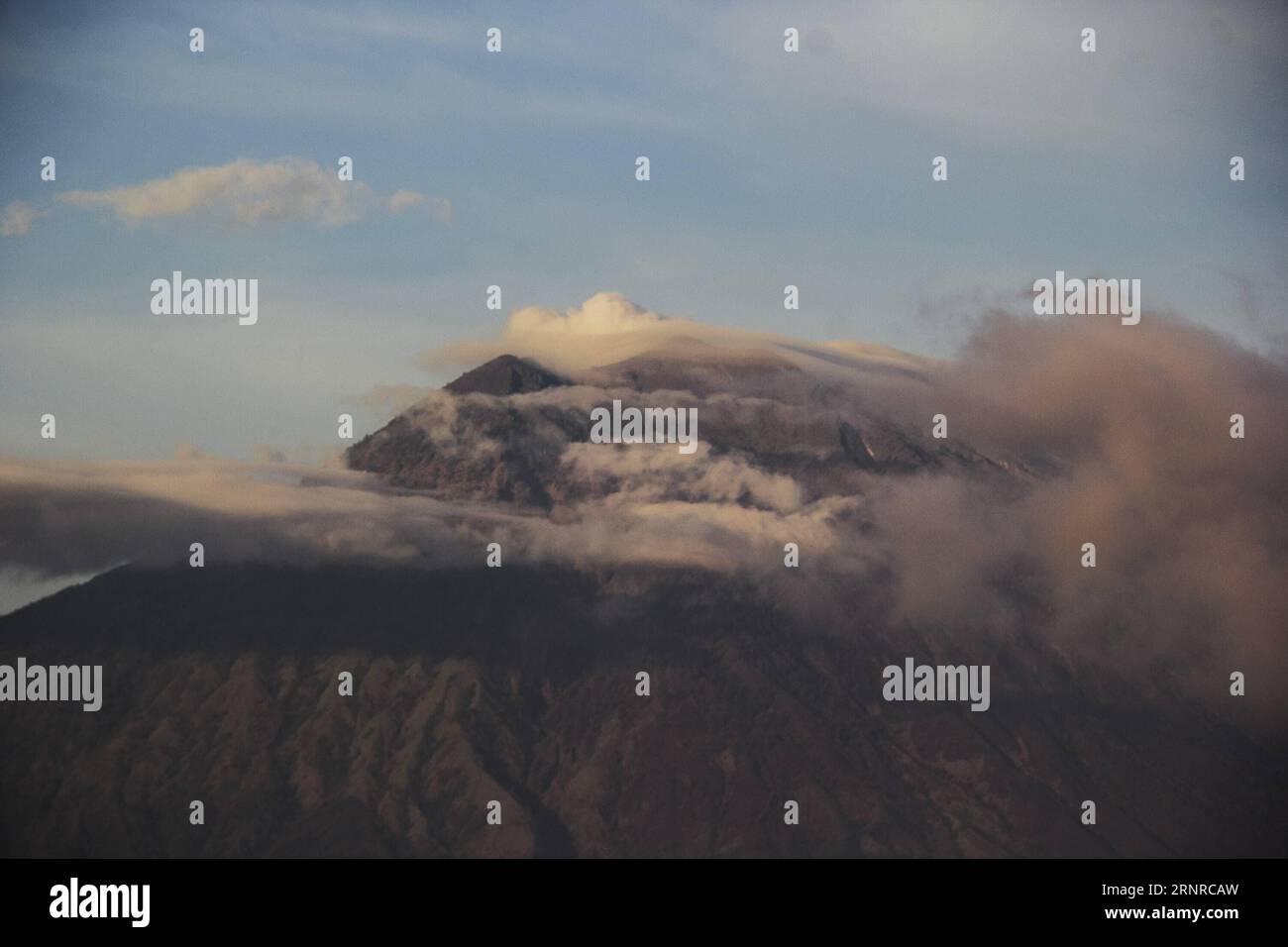 (170926) -- BALI, 26 settembre 2017 -- il fumo sorge dal Gunung Agung, o vulcano del Monte Agung sulla spiaggia di Amed nella reggenza di Karangasem, Bali, Indonesia. 26 settembre 2017. Il numero di sfollati è salito a più di 57.000 poiché il vulcano Gunung Agung nell'isola resort di Bali è potenzialmente in eruzione, un alto funzionario dell'agenzia di disastri ha detto martedì. ) (gj) INDONESIA-BALI-MOUNT AGUNG M. xFauzixChaniago PUBLICATIONxNOTxINxCHN Foto Stock