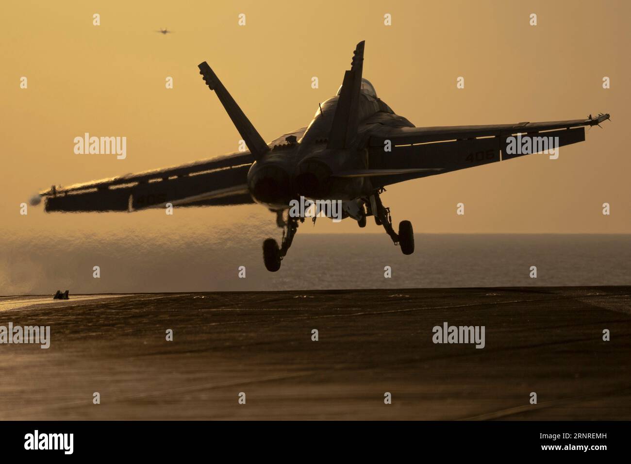 Mar Mediterraneo, acque internazionali. 30 agosto 2023. Un caccia F/A-18E Super Hornet della Marina degli Stati Uniti, assegnato al Golden Warriors of Strike Fighter Squadron 87, lancia al tramonto sul ponte di volo a bordo della portaerei classe Nimitz USS Gerald R. Ford operante sul Mar Mediterraneo orientale, il 30 agosto 2023 al largo della costa greca. Credito: MC2 Nolan Pennington/U.S. Navy Photo/Alamy Live News Foto Stock