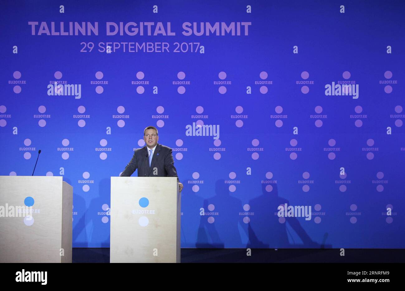 (170928) -- TALLINN, 28 settembre 2017 -- il primo ministro estone Juri Ratas parla a una conferenza stampa a Tallinn, Estonia, 28 settembre 2017. Il primo ministro estone Juri Ratas, il cui paese detiene una presidenza a rotazione di 6 mesi del Consiglio europeo, ha affermato giovedì che la rivoluzione digitale potrebbe significare crescita economica, nuovi posti di lavoro e una vita migliore. La capitale estone ospiterà venerdì il Summit digitale di Tallinn, che si concentrerà su come l'Unione europea (UE) dovrebbe progredire con la rivoluzione digitale e l'economia. ) (zw) ESTONIA-TALLINN-DIGITAL SUMMIT GuoxChunju PUBLICATIONxNOTxINx Foto Stock