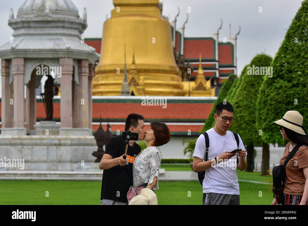 (170929) -- BANGKOK, 29 settembre 2017 -- Una coppia turistica (L) posa per selfie al Grand Palace e all'area turistica di Wat Phra Kaew a Bangkok, Thailandia, il 29 settembre 2017. Il Grand Palace di Bangkok e l'adiacente Wat Phra Kaew (Tempio del Buddha di Smeraldo) saranno chiusi dal 1° al 29 ottobre a causa dei preparativi per i funerali reali del re Bhumibol Adulyadej programmati per la fine di ottobre. Anche la sala del Trono di Ananta Samakhom, ex sala del ricevimento reale e ora museo, chiuderà per lavori di ristrutturazione a partire dal 1° ottobre, con date di riapertura ancora in sospeso. ) (PSW) THAILANDIA-BANGKOK-TURISMO SITI-TEMPORANEI Foto Stock