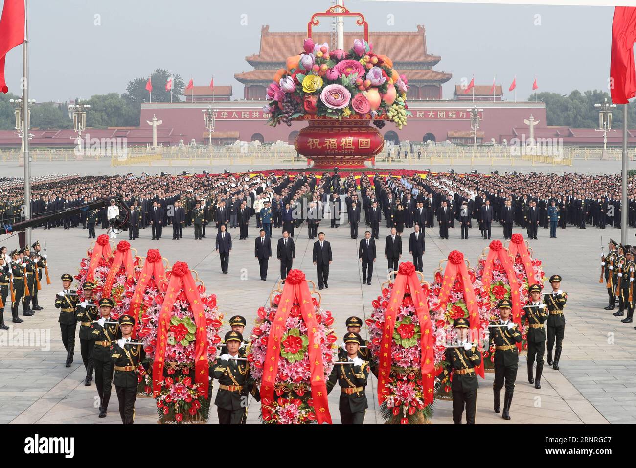 (170930) -- PECHINO, 30 settembre 2017 -- il presidente cinese Xi Jinping e altri leader di alto livello li Keqiang, Zhang Dejiang, Yu Zhengsheng, Liu Yunshan, Wang Qishan e Zhang Gaoli partecipano a una cerimonia per rendere omaggio e posare cesti floreali al Monumento agli Eroi del popolo a Piazza Tian anmen a Pechino, capitale della Cina, 30 settembre 2017, il quarto giorno dei martiri del paese. ) (Wjq) CHINA-BEIJING-LEADERS-MARTYRS DAY-CEREMONY (CN) LiuxWeibing PUBLICATIONxNOTxINxCHN Foto Stock