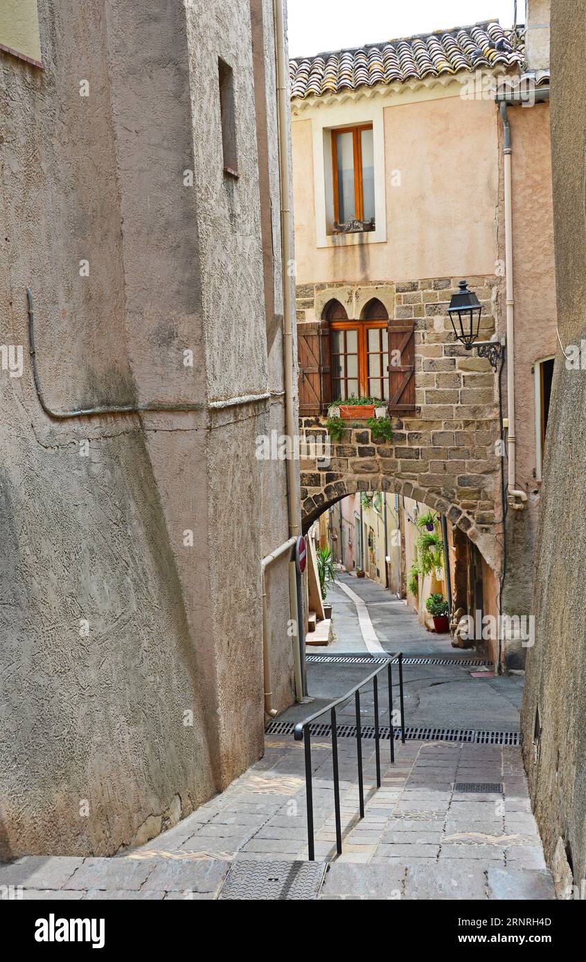Pin Street nella parte vecchia di Roquebrune-sur-Argens, nel sud della Francia Foto Stock