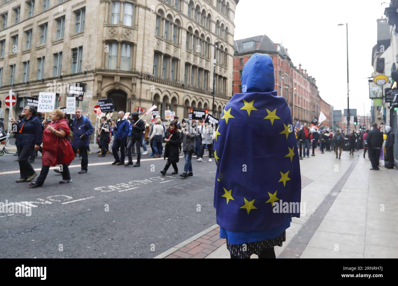 (171001) -- MANCHESTER (GRAN BRETAGNA), 1° ottobre 2017 -- le persone prendono parte a una dimostrazione nel centro di Manchester, in Gran Bretagna, il 1° ottobre 2017. Decine di migliaia di manifestanti si sono riuniti a Manchester domenica, con un certo numero di raduni organizzati da gruppi anti-Brexit e attivisti che chiedono la fine delle misure di austerità conservatrici. La conferenza annuale del Partito Conservatore si tiene qui dal 1° al 4 ottobre ). BRITAIN-MANCHESTER-PARTITO CONSERVATORE-CONFERENZA-DIMOSTRAZIONE ANNUALE HANXYAN PUBLICATIONXNOTXINXCHN Foto Stock