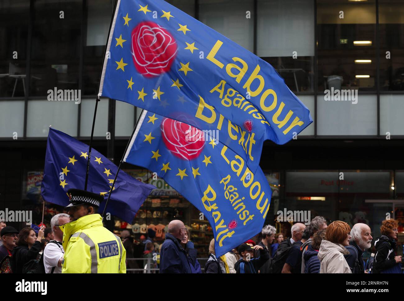 (171001) -- MANCHESTER (GRAN BRETAGNA), 1° ottobre 2017 -- le persone prendono parte a una dimostrazione nel centro di Manchester, in Gran Bretagna, il 1° ottobre 2017. Decine di migliaia di manifestanti si sono riuniti a Manchester domenica, con un certo numero di raduni organizzati da gruppi anti-Brexit e attivisti che chiedono la fine delle misure di austerità conservatrici. La conferenza annuale del Partito Conservatore si tiene qui dal 1° al 4 ottobre ). BRITAIN-MANCHESTER-PARTITO CONSERVATORE-CONFERENZA-DIMOSTRAZIONE ANNUALE HANXYAN PUBLICATIONXNOTXINXCHN Foto Stock