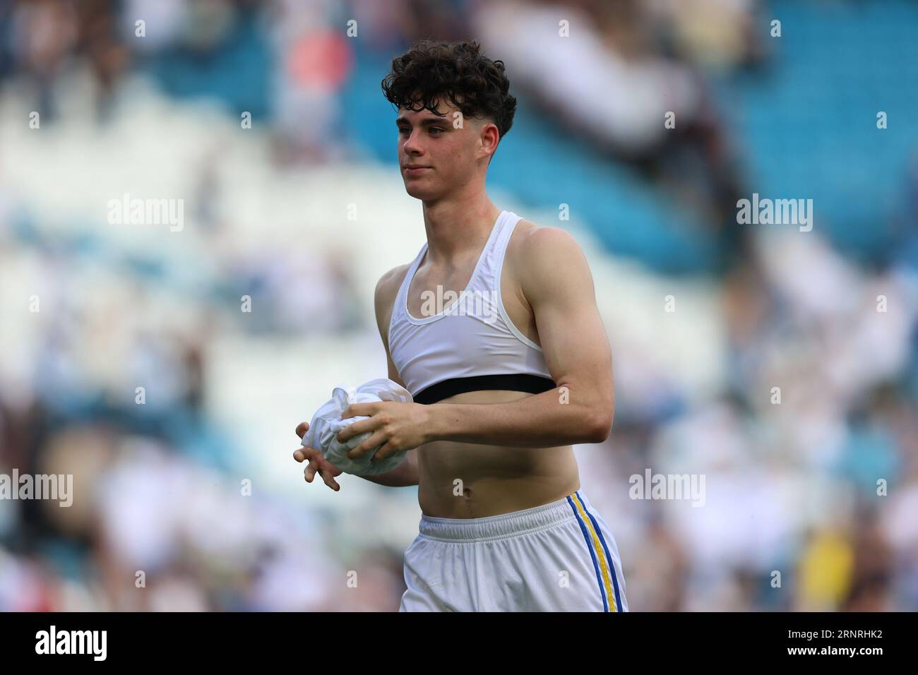 Archie Gray del Leeds United dà la sua maglia ad un tifoso dopo la partita di SkyBet Championship tra Leeds United e Sheffield Wednesday a Elland Road, Leeds, sabato 2 settembre 2023. (Foto: Pat Scaasi | mi News) crediti: MI News & Sport /Alamy Live News Foto Stock