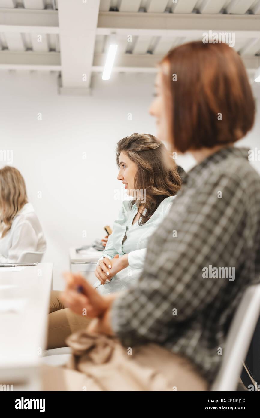 Sorridere mentre ascolti cose semplici ma che non ti avrebbero mai passato per la mente Foto Stock