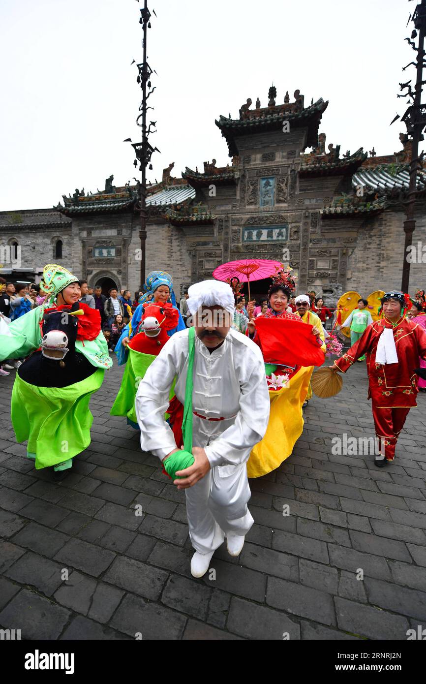 (171003) -- BOZHOU, 3 ottobre 2017 -- le persone si esibiscono in un punto panoramico nel centro di Bozhou, nella provincia di Anhui della Cina orientale, 3 ottobre 2017. Varie attività si svolgono in tutta la Cina durante la festa nazionale. Quest'anno è stato prorogato di un altro giorno in quanto il Mid-Autumn Festival cade il 4 ottobre. )(wjq) CHINA-HOLIDAY ACTIVITIES (CN) LiuxQinli PUBLICATIONxNOTxINxCHN Foto Stock
