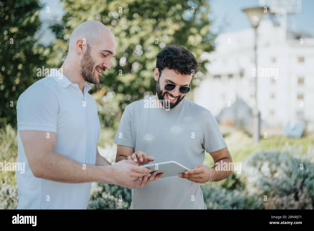 Collaborazione aziendale di successo per la progettazione di architettura moderna Foto Stock