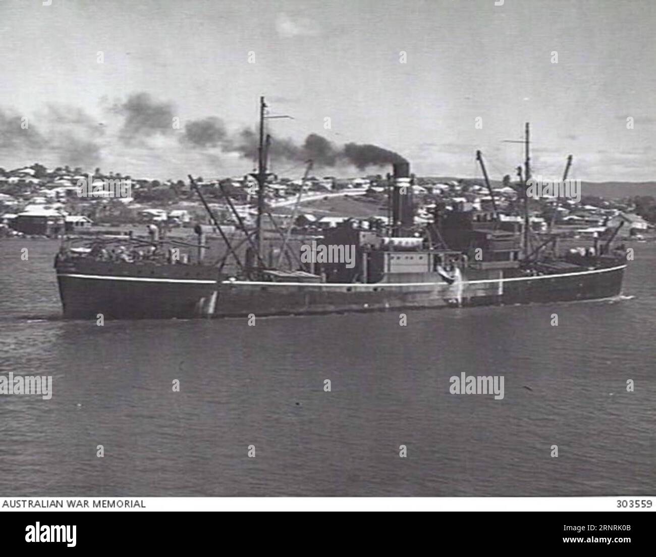 (171005) -- CANBERRA, 5 ottobre 2017 -- questa è una foto d'archivio della SS Macumba, una nave mercantile affondata da un attacco aereo giapponese durante la seconda guerra mondiale. Gli scienziati australiani hanno scoperto un naufragio della seconda guerra mondiale al largo della costa del territorio del Nord (NT), risolvendo uno dei misteri marittimi più antichi del paese. Australian War Memorial) (dtf) AUSTRALIA-CANBERRA-NAUFRAGIO-seconda guerra mondiale XuxHaijing PUBLICATIONxNOTxINxCHN Foto Stock