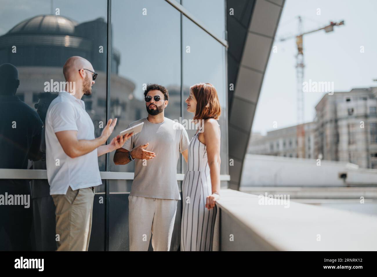 Riunione del team aziendale urbano per lo sviluppo di progetti di successo Foto Stock