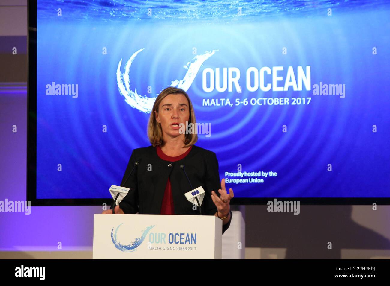 (171005) -- ST. JULIAN S (MALTA), 5 ottobre 2017 - il capo della politica estera dell'Unione europea Federica Mogherini ha tenuto una conferenza stampa congiunta della nostra Ocean Conference 2017 a St. Julian S, Malta, il 5 ottobre 2017. La conferenza di due giorni mira a ispirare soluzioni comuni e a raccogliere impegni ambiziosi per conservare e utilizzare in modo sostenibile gli oceani. L'inquinamento plastico è stato un argomento caldo alla riunione. ) MALTA-ST. JULIAN S-LA NOSTRA CONFERENZA SULL'OCEANO YuanxYun PUBLICATIONxNOTxINxCHN Foto Stock